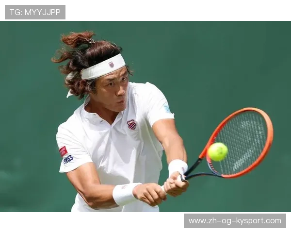 中国网球新星张之臻晋级法网第二轮，历史性突破，张之臻首轮